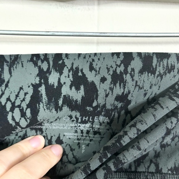 Athleta saultation stash pocket II printed 7/8 tights black green size S - Picture 4 of 5